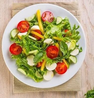 Једна од опција за исхрану од хељде за месец дана укључује употребу салате од поврћа