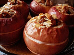 Јабуке печене са сувим воћем су десерт на јеловнику дијете након уклањања жучне кесе